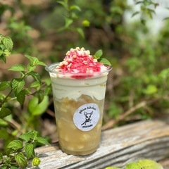 コーヒー、鹿カツ、鹿バーガーの提供の画像
