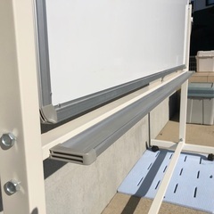 【大型】ホワイトボード〈両面〉自立式 キャスター付 幅190㎝×奥行56.5㎝×高さ169.5㎝の画像