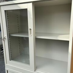 スチール製書庫　引き違い戸　上下鍵付き　割と美品♪　使用期間4年　松山市より　複数個有りの画像