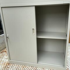 スチール製書庫　引き違い戸　上下鍵付き　割と美品♪　使用期間4年　松山市より　複数個有りの画像