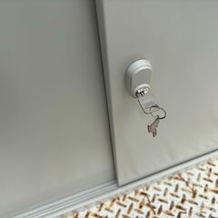 スチール製書庫　引き違い戸　上下鍵付き　割と美品♪　使用期間4年　松山市より　複数個有りの画像