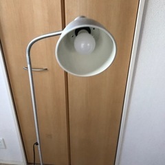 イケヤの電気スタンドの画像