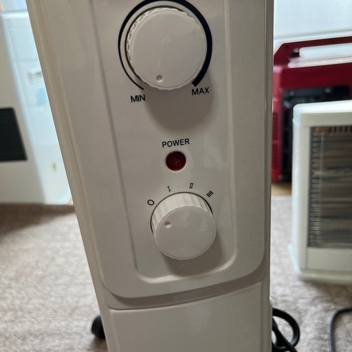 オイルヒーターです。温度の調整出来ます。