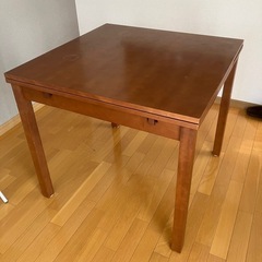 ダイニングテーブルの画像