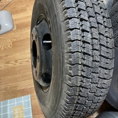 トラックのタイヤです。新品ホイール付きです。２１５ー８５Ｒ16です。