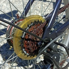 ★[八4893] 〈中古品〉シマノ　20インチ自転車  カラー白　紺　 の画像