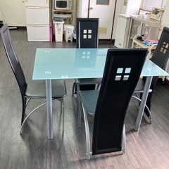 ガラステーブルと椅子の画像