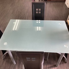 ガラステーブルと椅子の画像