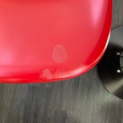 かわいい丸テーブルと椅子の画像