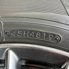 アルミ付きスタッドレスタイヤ215／60-16
　　の画像