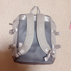 グレーリュックの画像