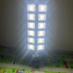 超高輝度504 LEDソーラーライト、屋外街路灯、昼光3モード、スマートモーションセンサー付きの画像