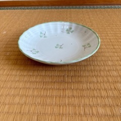 緑色の葉模様の浅い皿 直径約17cm
