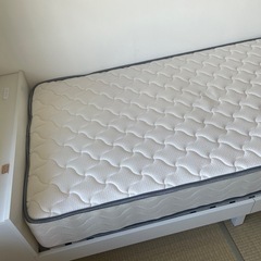 シングルベッドフレームとマットレスの画像