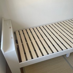シングルベッドフレームとマットレスの画像