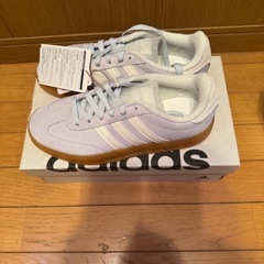 新品 adidasスニーカーの画像
