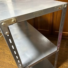 グレーカラーのスチールラックの画像