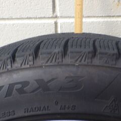 18インチホイール付きスタッドレスタイヤの画像