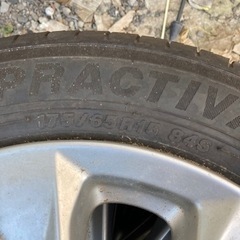 自動車タイヤの画像