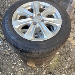 自動車タイヤの画像