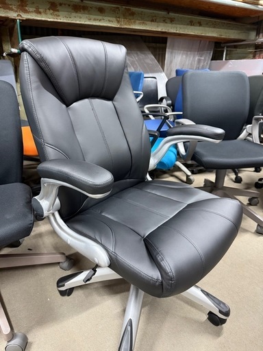 実売1.5万　社長椅子 レクアス 可動肘付き アームアップ レザー エグゼクティブチェア 事務椅子