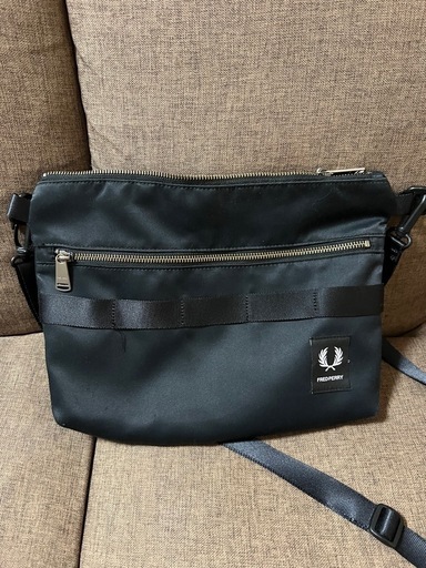 FRED PERRY サコッシュ