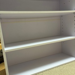 白色木製棚の画像