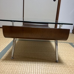 ガラスローテーブルの画像