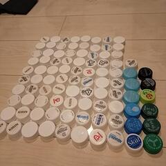 ペットボトルキャップ　 93個　白　青　みどり　黒の画像