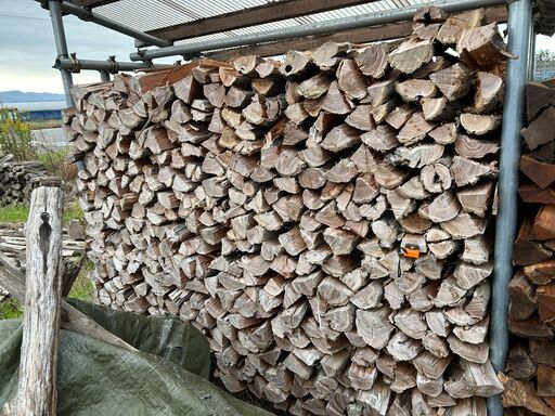 薪ストーブキャンプ広葉樹 薪割済のニセアカシア3-1薪 1棚水分14％ アオリ超え乾燥済今冬すぐに使えます。