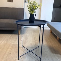 紺色の金属性丸型テーブル