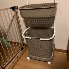 タオルハンガー付 2段ランドリーバスケットラック（ブラウン) 