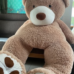 とにかく大きなクマのぬいぐるみの画像