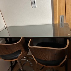美品おしゃれガラストップテーブルカウンターとカウンターチェア