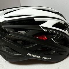 【新品.・未使用】自転車用ヘルメット サイクリングヘルメット バイクヘルメット リアライト 取り外し可能な磁気ゴーグル ポータブルバックパック付き(カラー:黒)の画像
