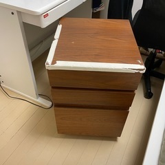 ベッドサイドテーブル
