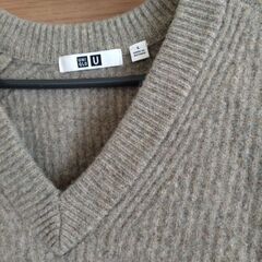 ユニクロVネックセーターの画像