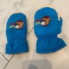 スキー3点セット　ボードとストックと手袋の画像