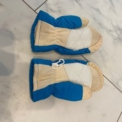 スキー3点セット　ボードとストックと手袋の画像