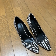 無料で譲ります。ピンヒールの皮ブーツとシマウマ柄のヒールの画像