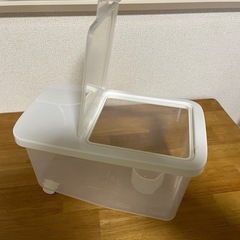 密閉式米びつ6kg ローラー付き　ニトリ　キッチン用品の画像