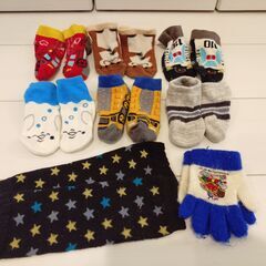 ベビー服　男の子 サイズ７０　半袖チョッキ２点，帽子２点、スタイ６点、おくるみその他の画像