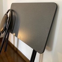 折りたたみの机とイスの画像