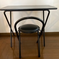 折りたたみの机とイスの画像