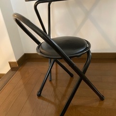 折りたたみの机とイスの画像