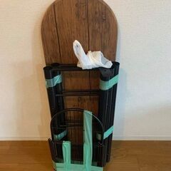 テーブルと折りたたみ式椅子×2の画像