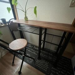 テーブルと折りたたみ式椅子×2の画像