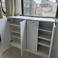 ツヤのあるホワイト棚