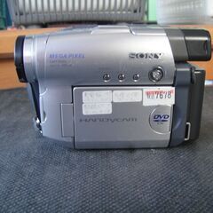 2004年製　SONY　ソニー　ビデオカメラ　ハンディカム　DCR-DVD201　充電器　リモコン　AVケーブル付の画像