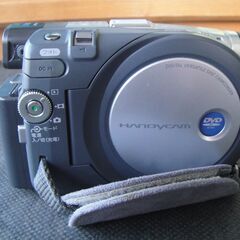 2004年製　SONY　ソニー　ビデオカメラ　ハンディカム　DCR-DVD201　充電器　リモコン　AVケーブル付の画像